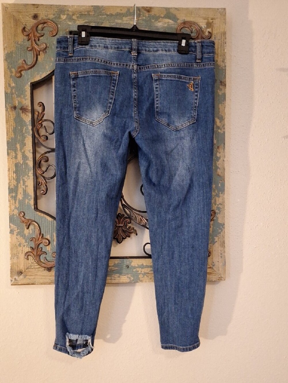 🔥🔥CLEARANCE🔥🔥 VIP Distressed Blue Cropped Skinny Jeans. Size 11/12 - Picture 5 of 7